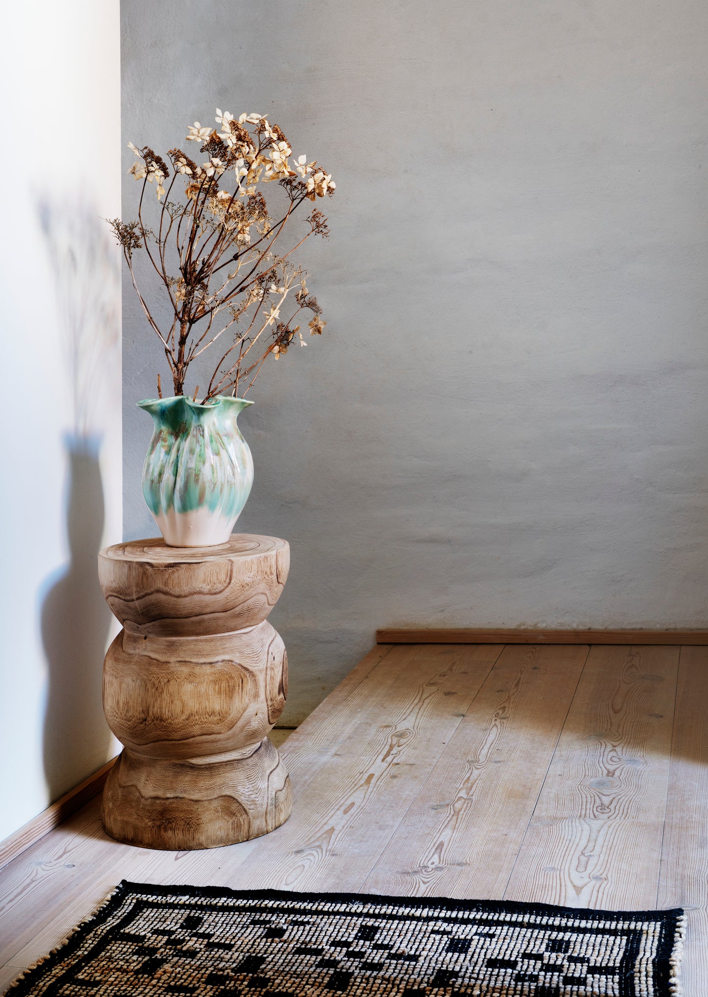 Stoneware vase in light green, beige and off white | Minerva Interiors